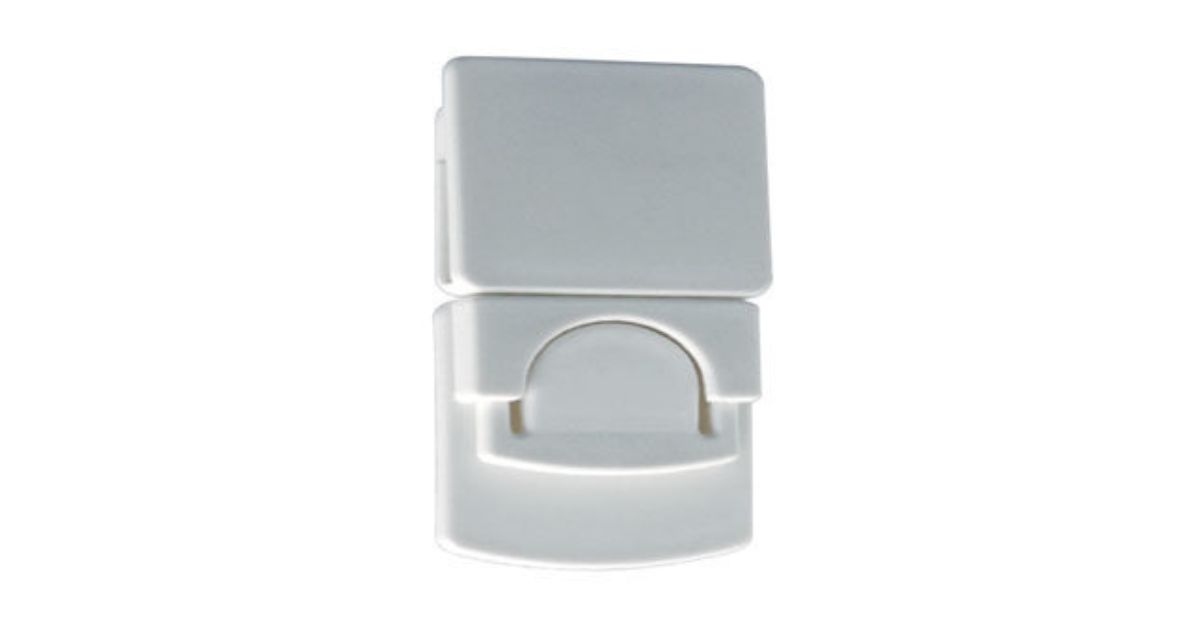 Snap lock outlet