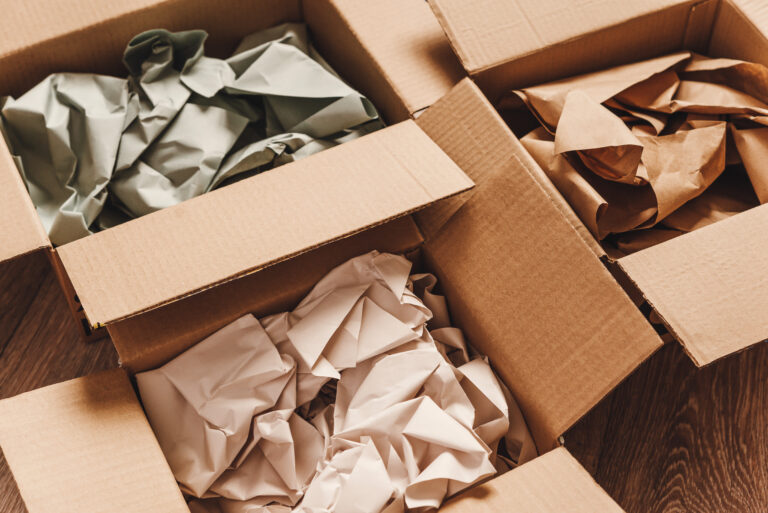 Cajas de cartón con papel arrugado en el interior para envasar productos de tiendas en línea, envases ecológicos fabricados con materias primas reciclables