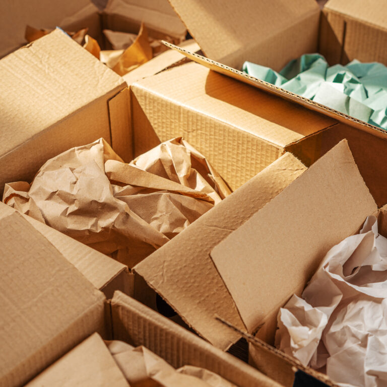 Envases reciclados ,Cajas de cartón con papel arrugado en el interior para envasar productos de tiendas online, envases ecológicos fabricados con materias primas reciclables.