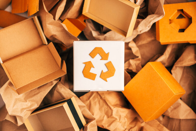Papel y cartón reutilizables para embalajes,Cartel de reciclaje, concepto respetuoso con la naturaleza, vida con conciencia ecológica