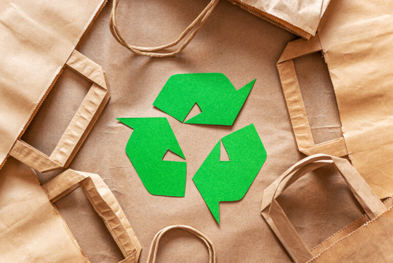Envases reciclados ,envases artesanales para envasar productos de tiendas online, envases ecológicos fabricados con materias primas reciclables, flecha verde símbolo de reciclaje